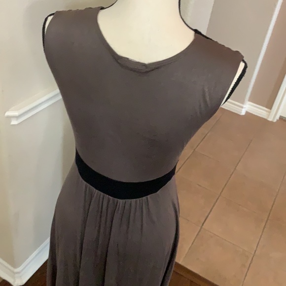 Soprano tan and black color block sleeveless dress. Small - Picture 8 of 17